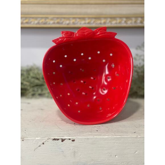 Strawberry Plastic Colander | Fruit Decorative Kitchen Colander | Vintage Red - Picture 1 of 4